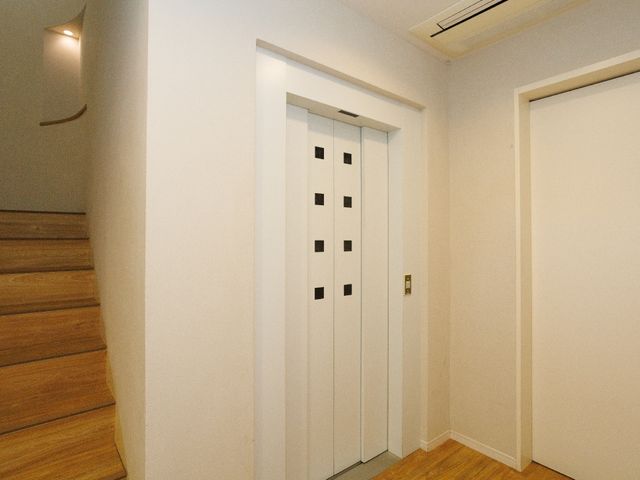 清潔感のあるエレベーター前 エレベーター 清潔で使いやすく設計されたエレベーターが、居住者の移動の便宜を図っています。お手入れが行き届いた空間が、快適な生活を支えます。