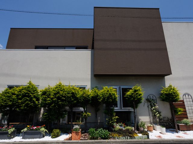 施設の快適な外観 外観 緑溢れる花々と共に、落ち着いた色合いの建物がお出迎えします。自然の息吹を身近に感じることができる心やすらぐ環境です。