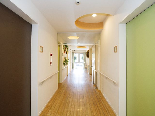 明るい施設の廊下 廊下 ゆとりのある廊下は、日中も光が差し込み温かみのある雰囲気です。手すりが整備されており、安全に配慮された作りになっています。