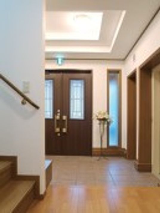 明るい廊下と木製扉