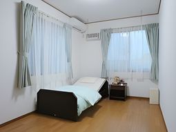 明るい個室の居室