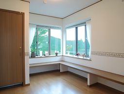 明るい窓辺の居室