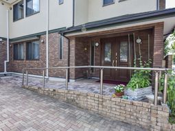 エントランスの落ち着いた外観