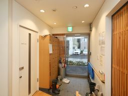 エントランスの明るい廊下