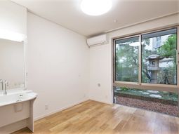 明るい洋室と庭の眺め