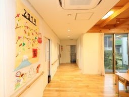 廊下に描かれた掲示物