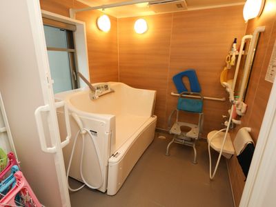 バリアフリー設計の浴室