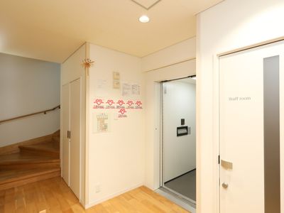 清潔な廊下とスタッフルーム