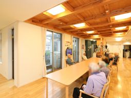 明るい居室の様子