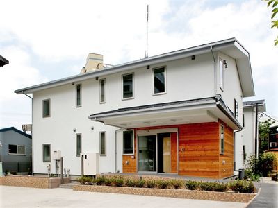 白い建物の外観