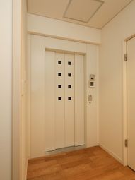 清潔なエレベーター前