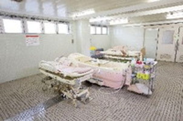 ゆったりしたベッドが並ぶ室内