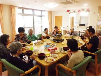 共同食事の明るい空間
