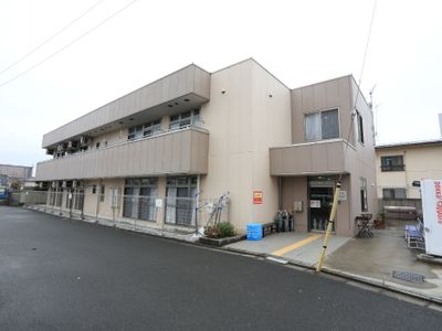 明るい外観の建物