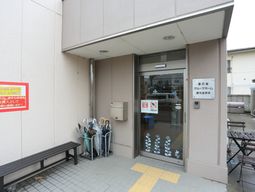 エントランスの明るい外観