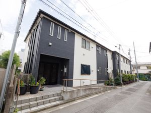 黒い外壁の建物外観