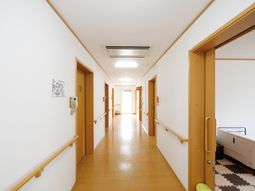 明るい廊下と居室の入口