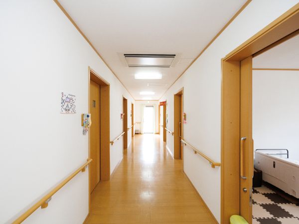 明るい廊下と居室の入口