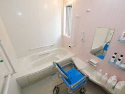 バリアフリー設計の浴室