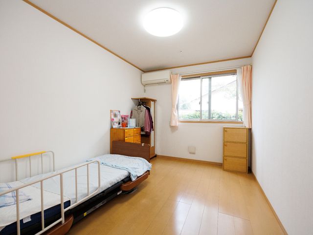 清潔感のある居室 居室 落ち着きのある個室で、個々のライフスタイルに合わせた空間を保てます。窓からの自然光が心地よいプライベートな時間を演出します。