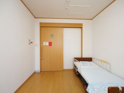 ベッドと扉のある部屋