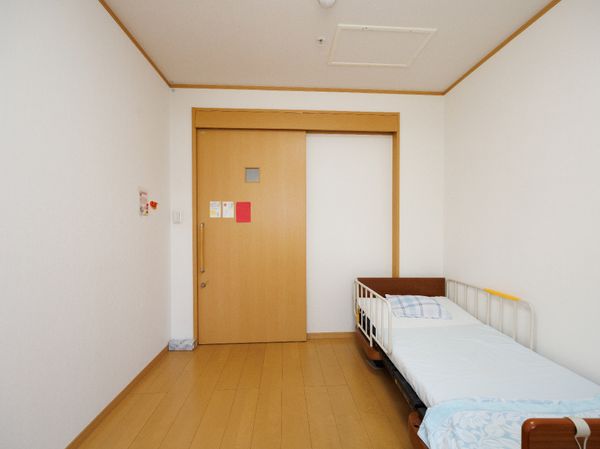 ベッドと扉のある部屋