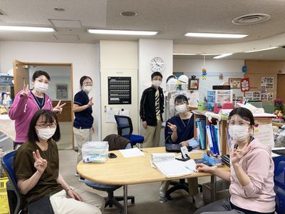 スタッフが集まる室内