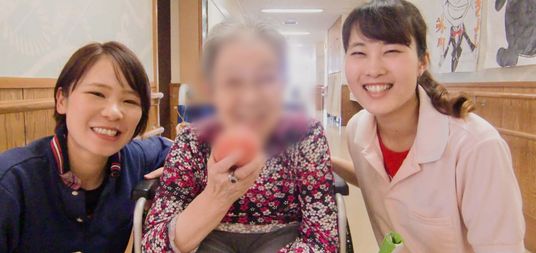 笑顔のスタッフと入居者がいる廊下