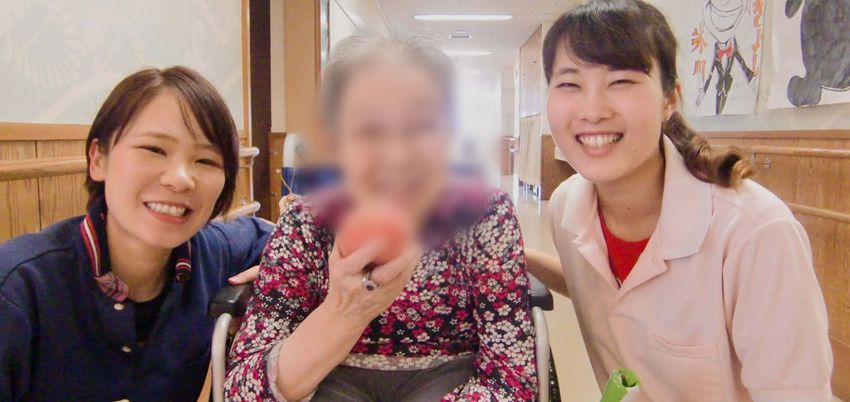 笑顔のスタッフと入居者がいる廊下