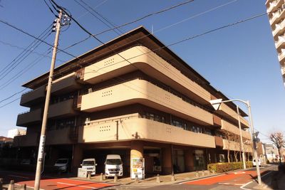 落ち着いた外観の建物