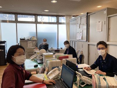 明るいオフィスの様子