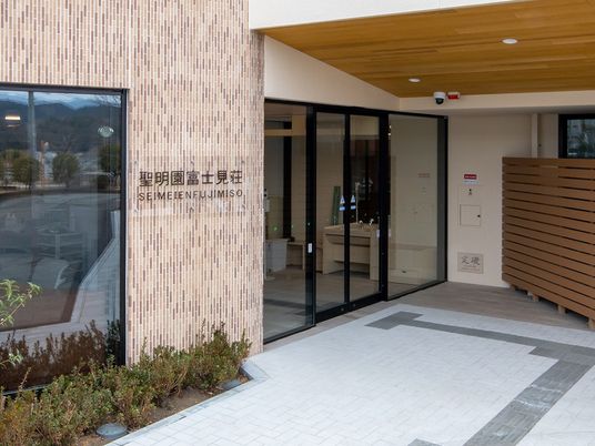 施設のエントランス  
