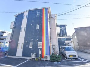 青い壁の建物外観