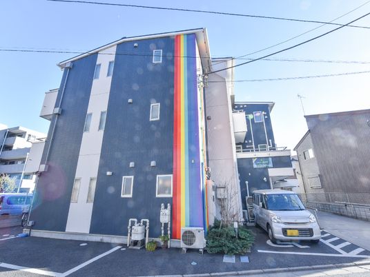 青い壁の建物外観