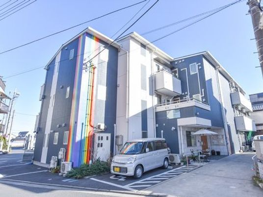 カラフルなデザインの外観