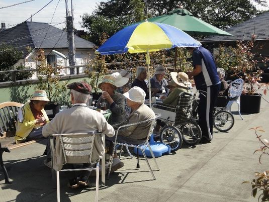 屋外でくつろぐ人々