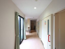 明るく清潔な廊下
