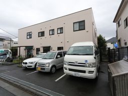 シンプルな建物の外観