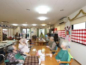 共有スペースで過ごす人々