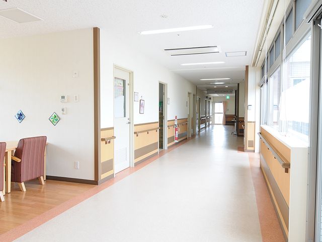 明るい廊下 廊下 自然光が差し込む広々とした廊下です。車椅子でも移動しやすい設計になっています。
