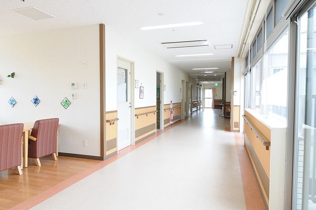 明るい廊下 廊下 自然光が差し込む広々とした廊下です。車椅子でも移動しやすい設計になっています。
