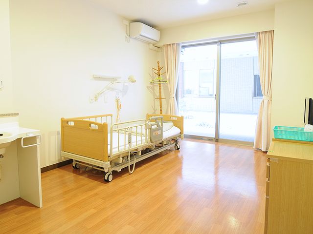 自然光が差し込む居室 居室 明るい日の光が入る広々とした居室です。快適な環境で過ごしやすくなっています。