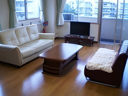 明るい居間の様子