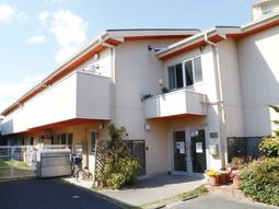 明るい外観の建物