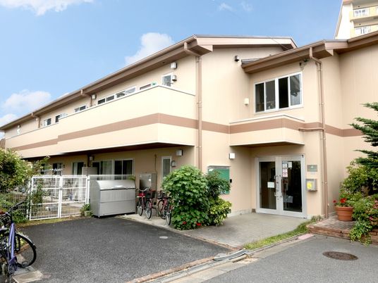 外観の建物入口  