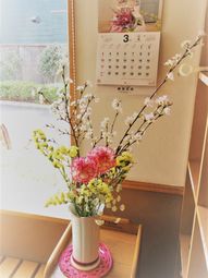 花瓶とカレンダーのある角部屋