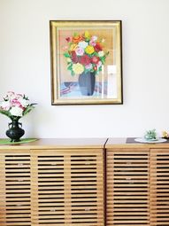 壁掛けの花の絵と引き出し