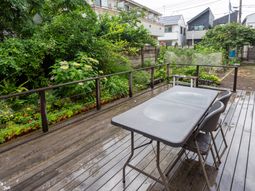 緑に囲まれたテラス