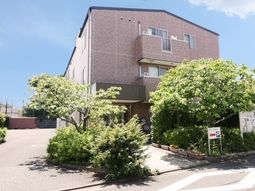 緑豊かな建物外観