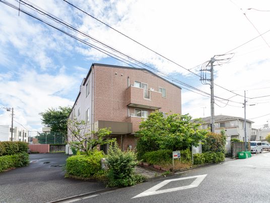 植栽に囲まれた建物外観